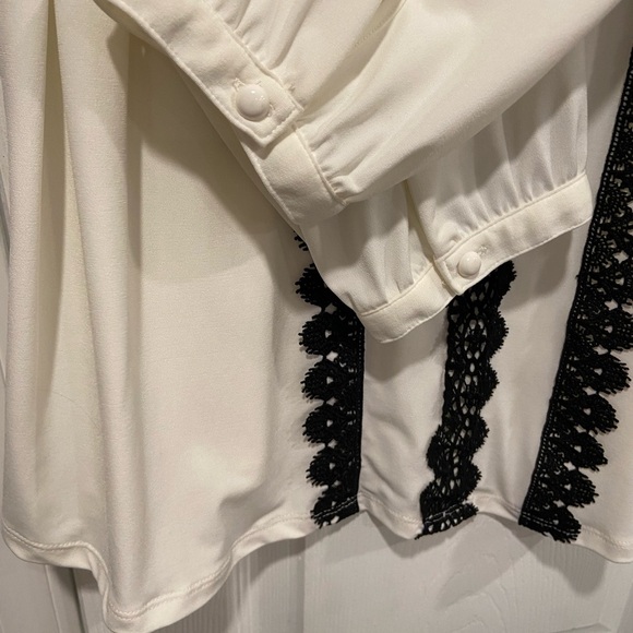 NWT Ryan Wythe Cream Blouse Black Lace Stripe Detail Button Keyhole Size 1X - Picture 5 of 11
